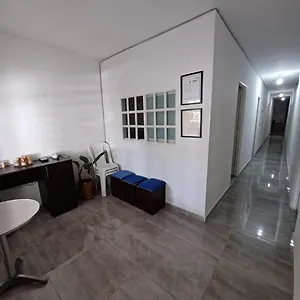 Pensión Family House Cn, Cali